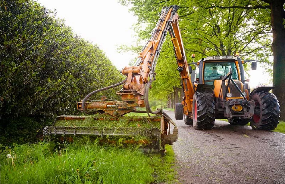 Équipe et matériel d’intervention sur les arbres et les espaces verts